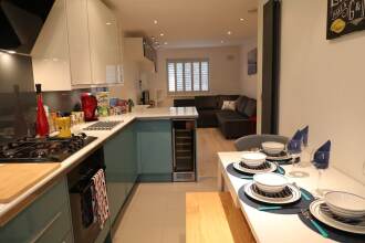 Modern Clapham Jct Apt with Parking, фото 11