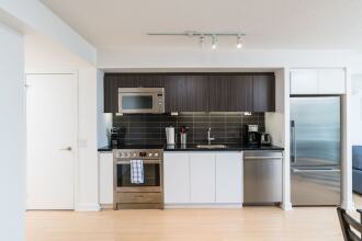 Bright 2 Bed Lakeview Suite, фото 9