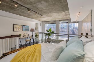 QuickStay - Sunlit Luxury Loft on King West, фото 6