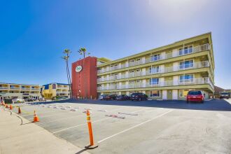 Surfer Beach Hotel