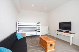 Four Kings Apartments, фото 13