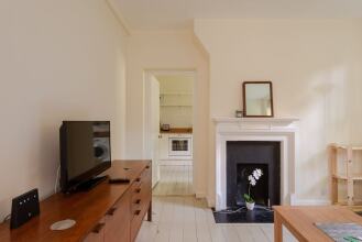 Charming 1BR Home by River Thames, Fits 3, фото 6