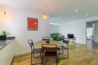 Super Central 2 Bedroom Flat With Balcony Zone 1!, фото 9