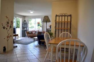 Leafy 1 Bedroom City Oasis With Pool and Terrace, фото 13