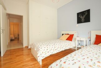 Cosy & Bright 2 Bedroom Apartment in Koukaki, фото 2