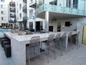 Apartment with Full Amenities - Miracle Mile, фото 23