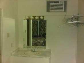 Embassy Motel, фото 18