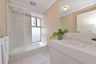 Redcliff Home Close to City & Airport, фото 12