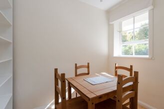 Charming 1BR Home by River Thames, Fits 3, фото 16