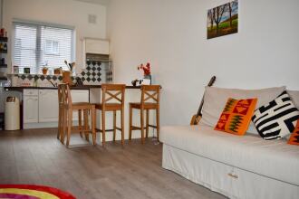 Central 1 Bedroom Apartment With Lively Decor, фото 2