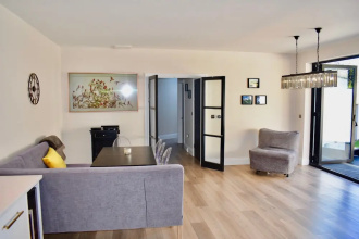 Modern 2 Bedroom Garden House, фото 6