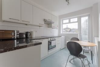 Bright 3 Bedroom Apartment Close To Westfield Shopping, фото 6