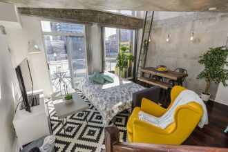 QuickStay - Sunlit Luxury Loft on King West, фото 19