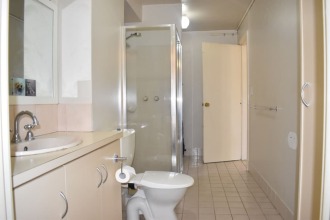 Leafy 1 Bedroom City Oasis With Pool and Terrace, фото 2