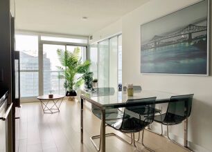 Bright 2 Bed Lakeview Suite, фото 7