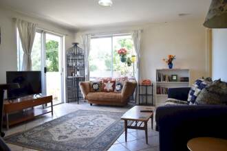 Leafy 1 Bedroom City Oasis With Pool and Terrace, фото 7