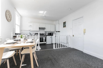Clifton Place With Outside Terrace - Guest Homes, фото 12