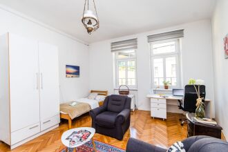 Bright and Sunny Apartment in The City Center!