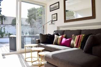 Stylish And Bright 2 Bedroom Flat With Garden, фото 2