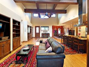 Charming 3BR w/ Balcony & Fire Pit, фото 9 Charming 3BR w/ Balcony & Fire Pit, фото 9