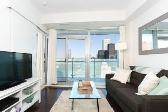 Micasa Suites - Stylish Condo Cn Tower View With Parking, фото 3