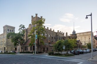 Vibrant Brewery District Apartments, фото 9