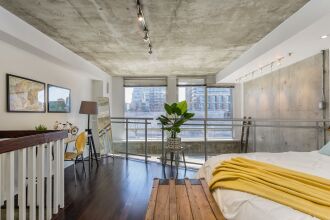 QuickStay - Sunlit Luxury Loft on King West, фото 2