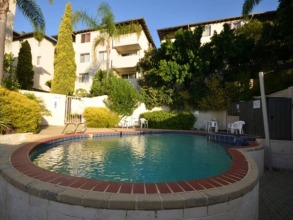 Leafy 1 Bedroom City Oasis With Pool and Terrace, фото 15