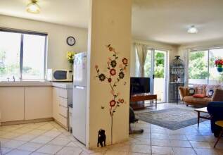 Leafy 1 Bedroom City Oasis With Pool and Terrace, фото 14