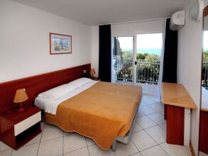 Well-kept Apartment With Balcony, 4 km. From Touristic Pula, фото 7