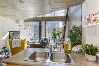 QuickStay - Sunlit Luxury Loft on King West, фото 14