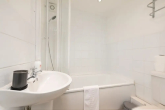 Clifton Place With Outside Terrace - Guest Homes, фото 14