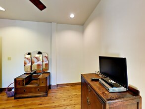 Charming 3BR w/ Balcony & Fire Pit, фото 3 Charming 3BR w/ Balcony & Fire Pit, фото 3