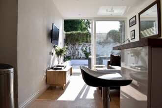 Stylish And Bright 2 Bedroom Flat With Garden, фото 9