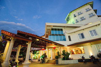 Отель Holiday Villa Nataya