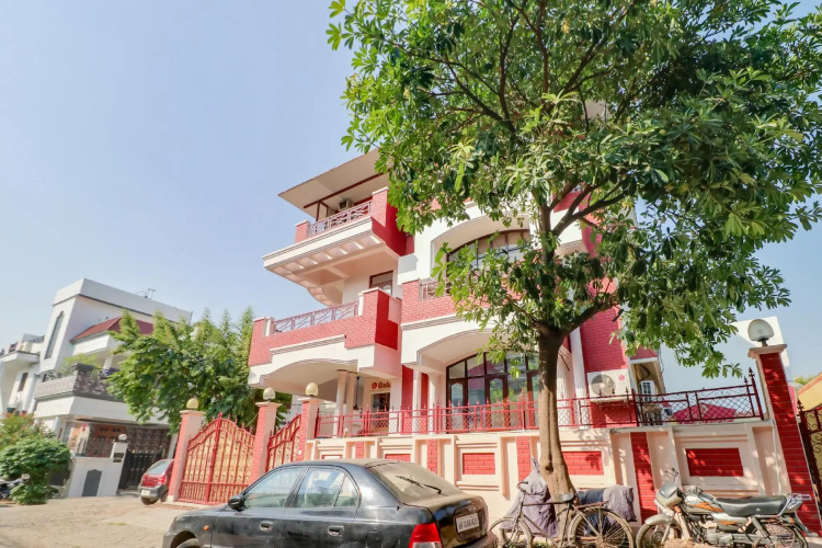OYO 76647 Hotel Raka Inn