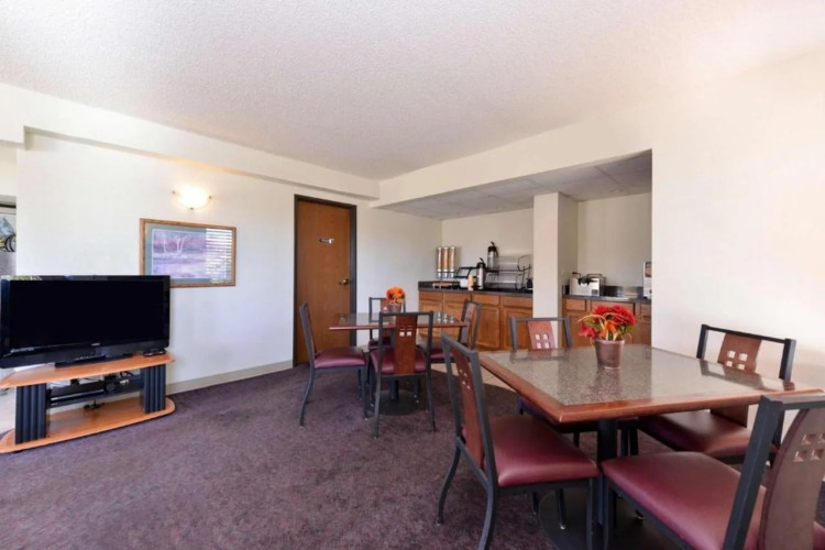 Executive Plus Inn & Suites — фото 2