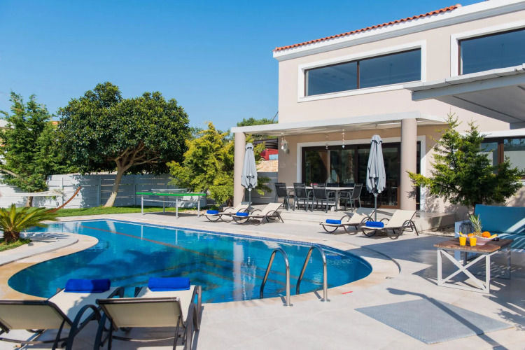 Superb & spacious villa, pool, 2km from town! — фото 2
