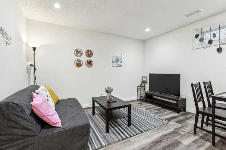 Charming Basement Suite With Parking & Laundry — фото 4