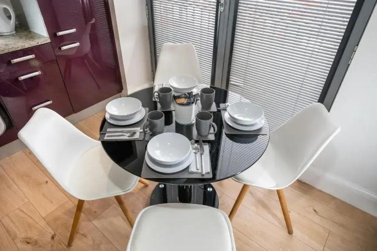 Modern & spacious 2-bed flat with secure parking — фото 2