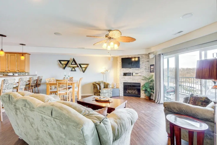 5th-floor Lakefront Condo: Elevator + Pool Access! — фото 2