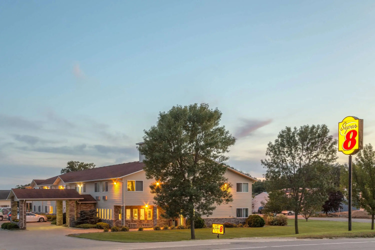 Super 8 by Wyndham Cresco IA