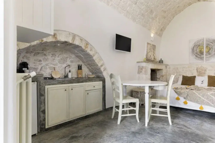 White Studio with Jacuzzi — фото 4
