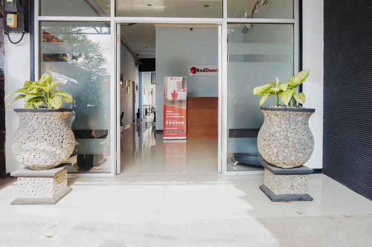 RedDoorz near Velodrome Malang 2