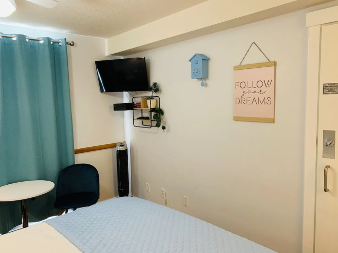 A Small Hotel Room for Mountain Lovers — фото 2