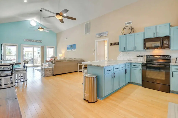 Walk to Surfside Beach: Poolside Oasis — фото 3