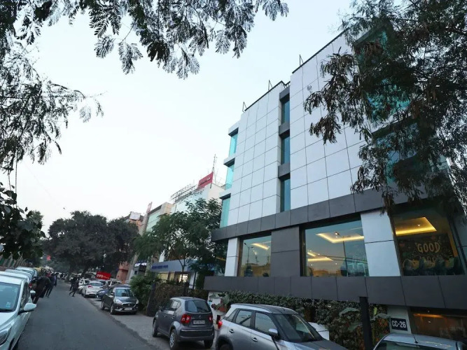 Capital O 27044 Hotel The Orion Plaza