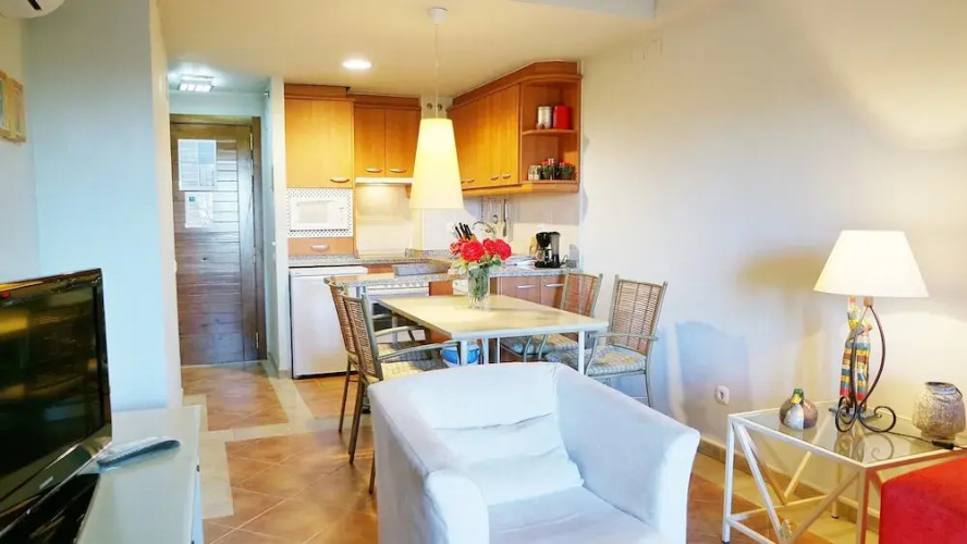 Bright Apartment With Pool Access — фото 4