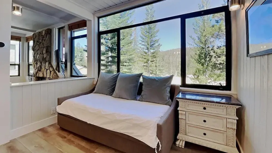 Slopeside Condo with Tree View — фото 2