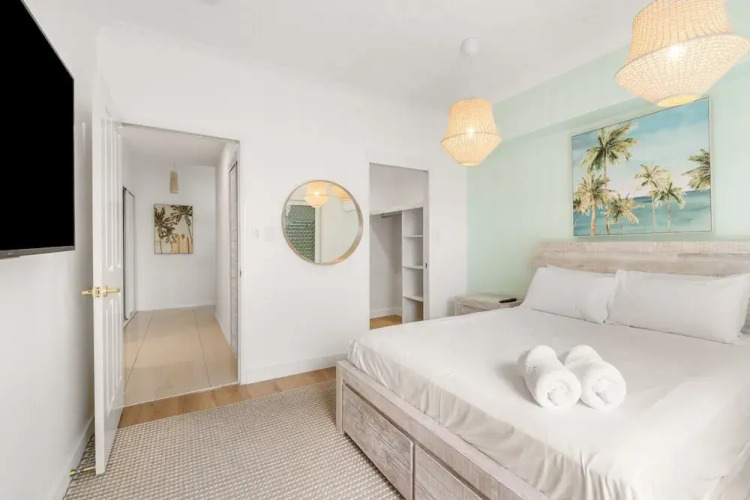 Spacious 2-bed With Private Rooftop & BBQ Access — фото 2